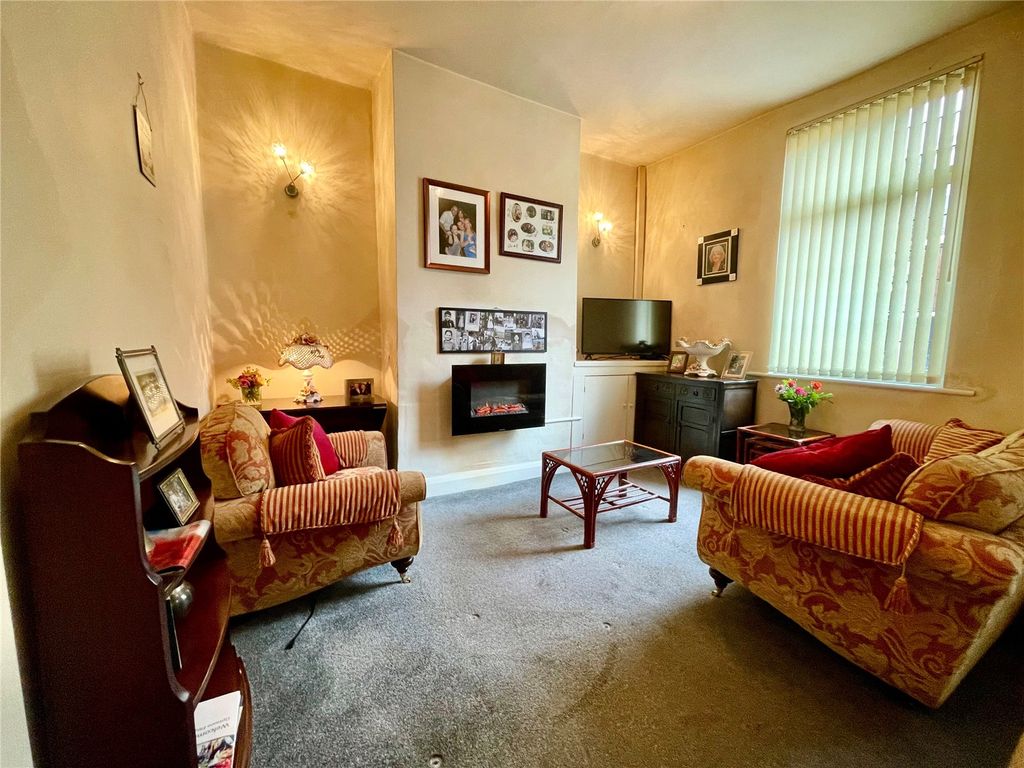 Property photo 3 of 11 Lounge