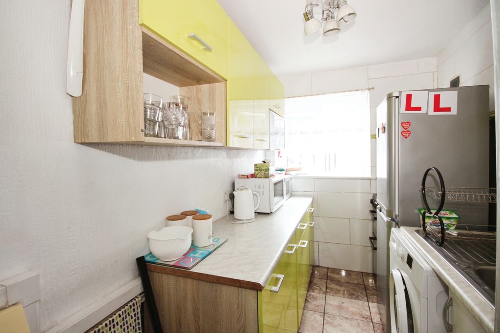 Property photo 3 of 11 Kitchen