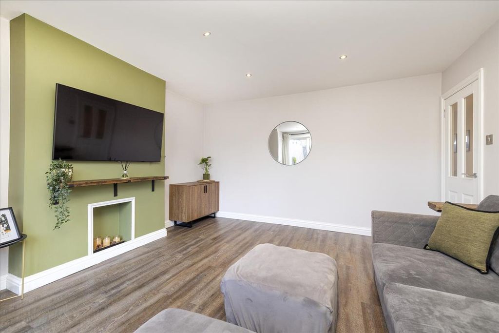 Property photo 3 of 28