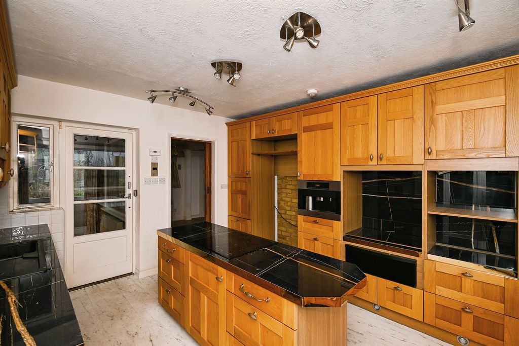 Property photo 3 of 16