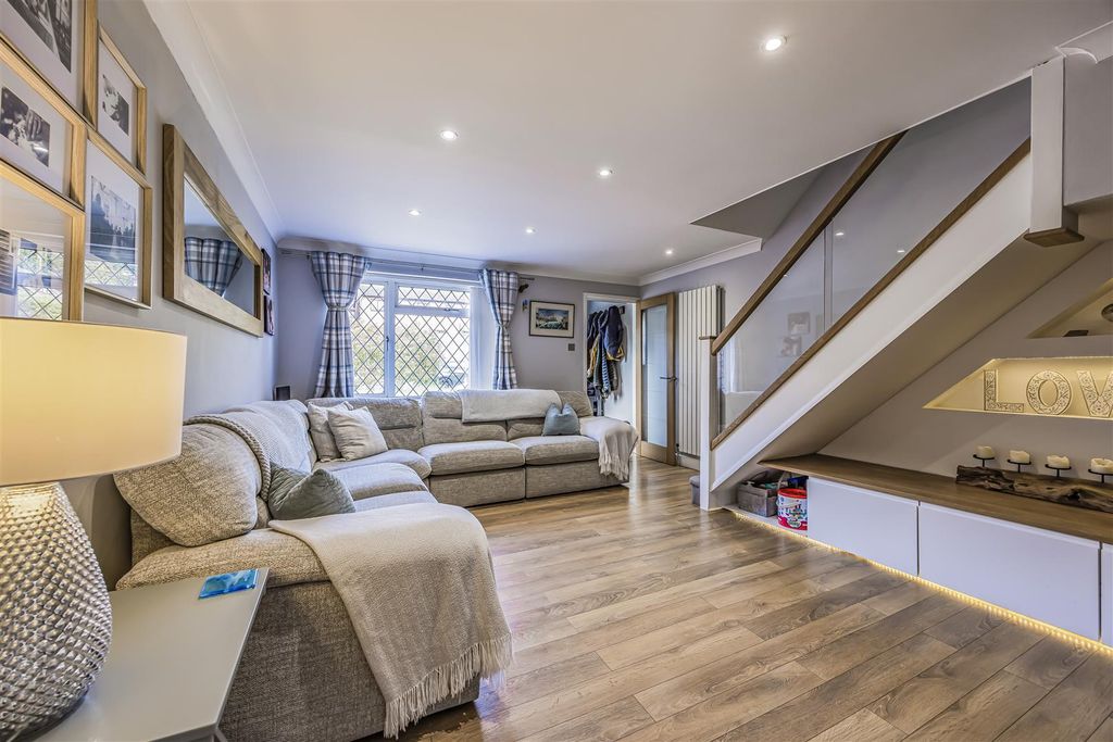Property photo 3 of 21 19 Covert Grove, Waterlooville-Porticomarketing-So