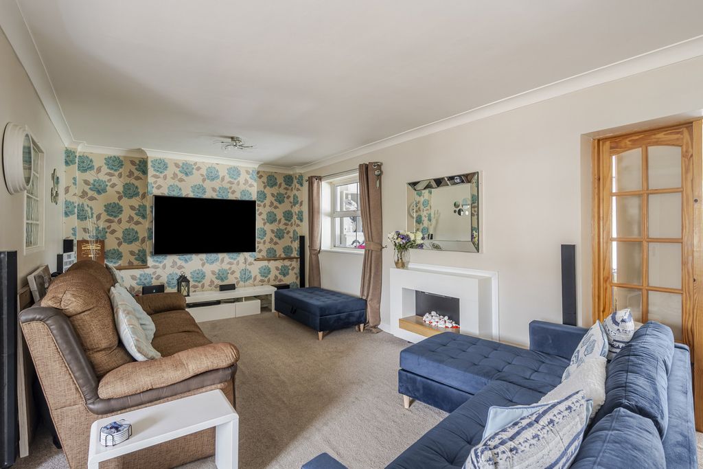 Property photo 2 of 21