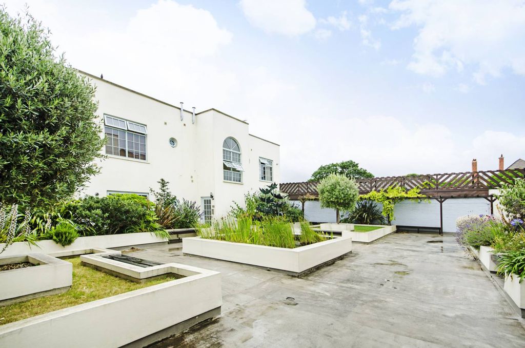 Property photo 1 of 9