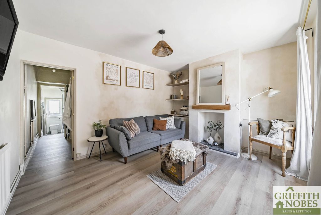 Property photo 3 of 16 Lounge (1)