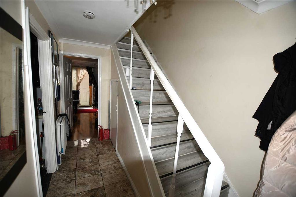 Property photo 3 of 11 Hallway