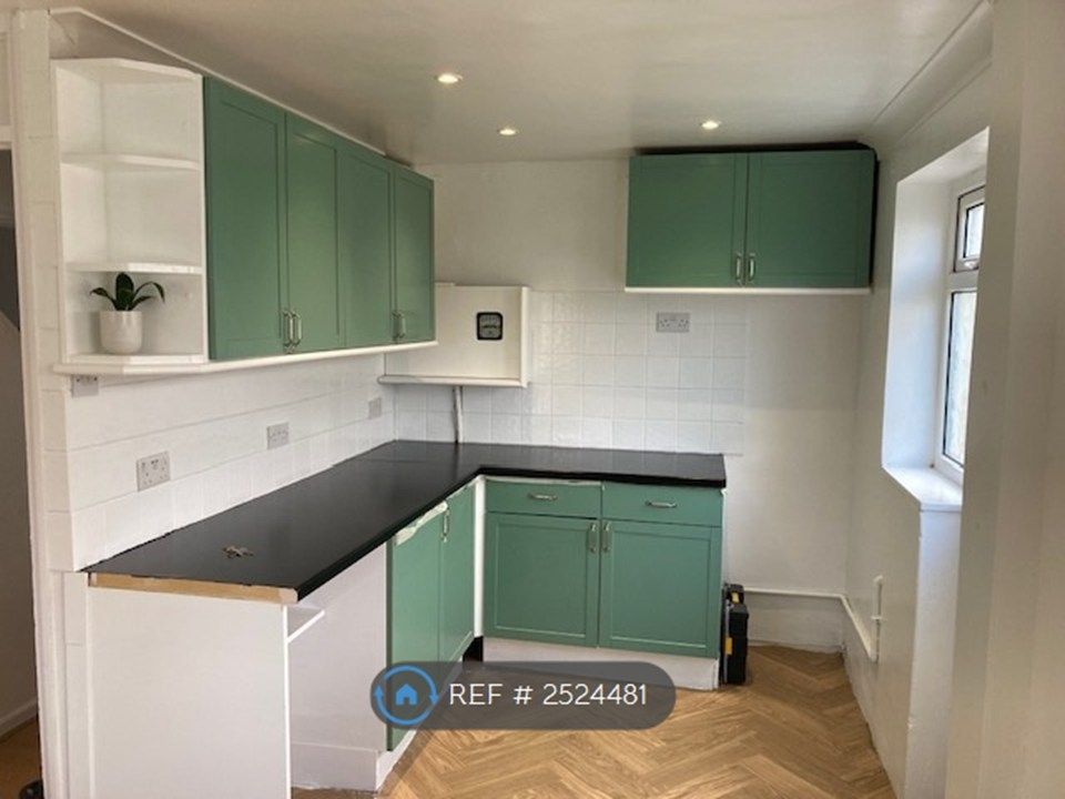 Property photo 3 of 10 Kitchen