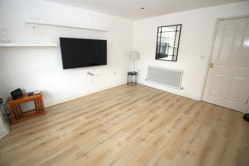 Property photo 2 of 16 Lounge