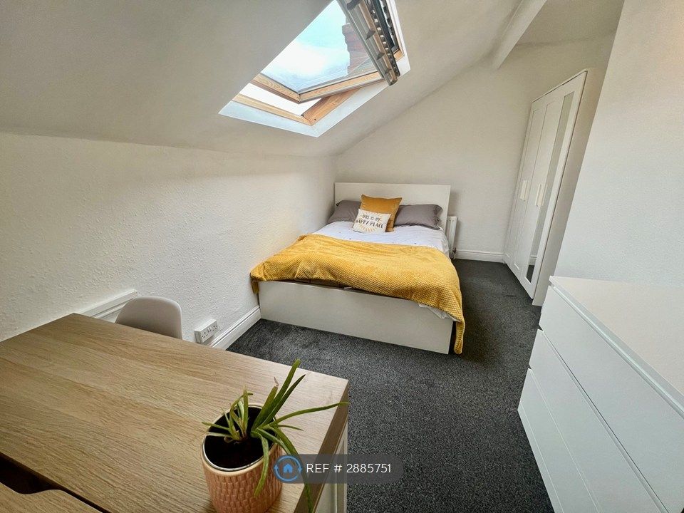 Property photo 3 of 14 Top Floor Bedroom Room 1