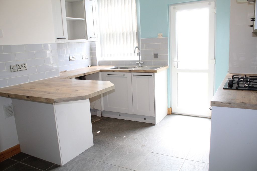 Property photo 2 of 9 Fitted Kitchen