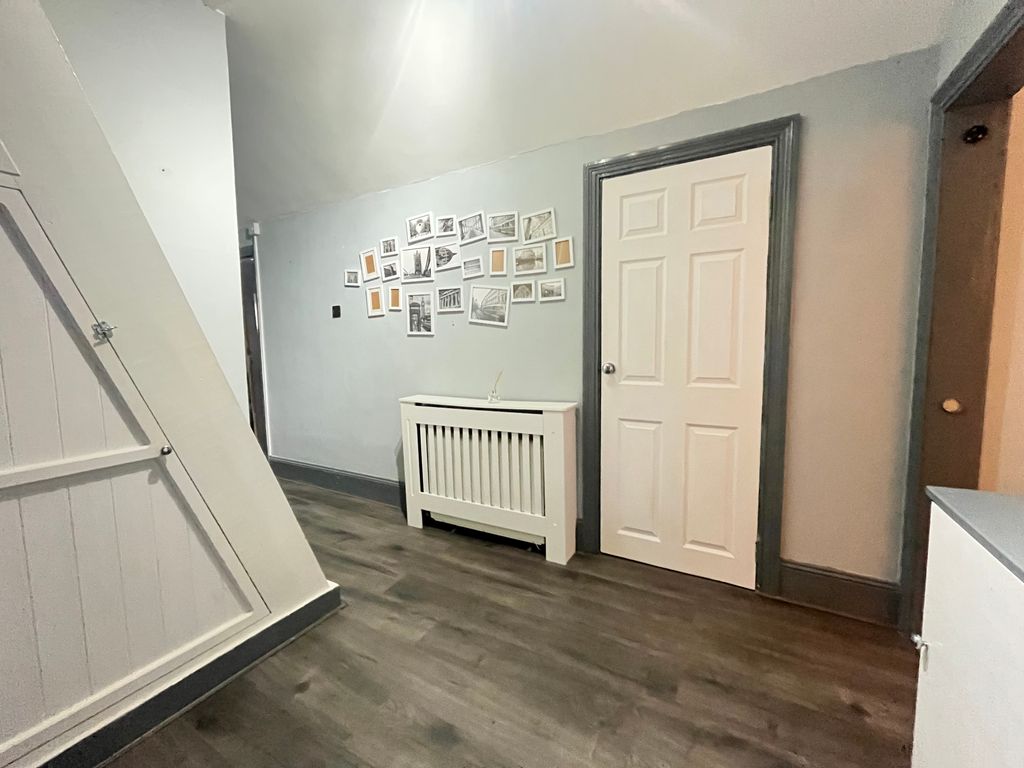 Property photo 2 of 7 Hallway