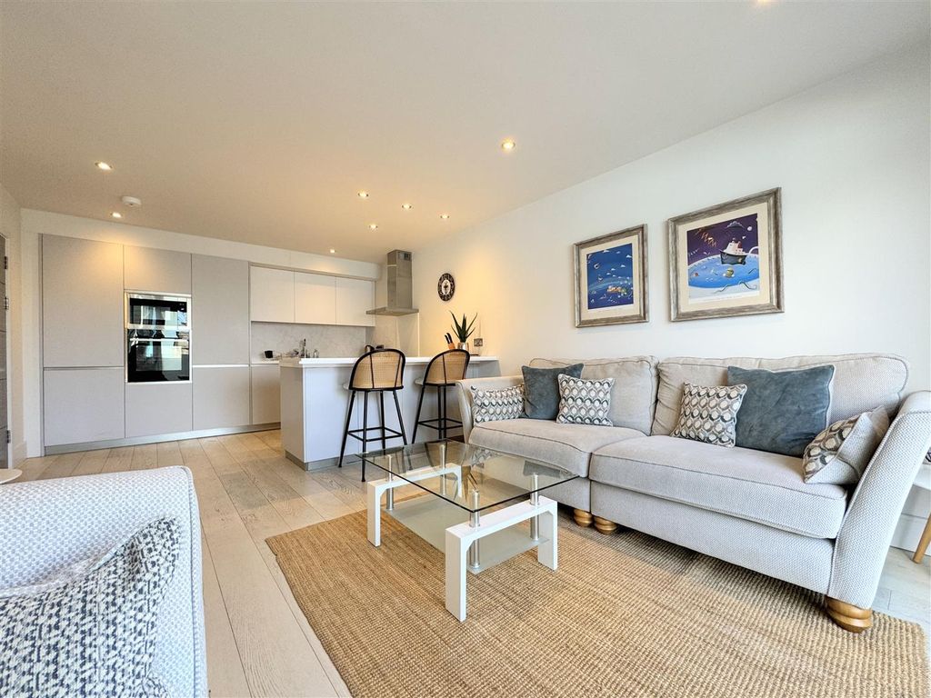 Property photo 2 of 16 Lounge Are