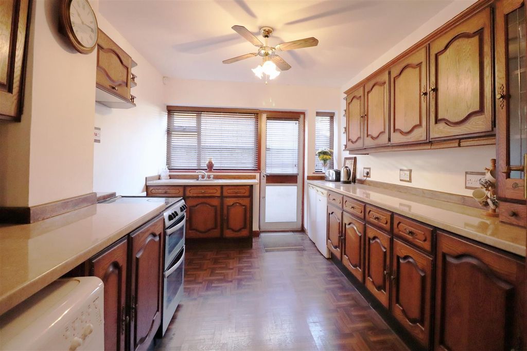 Property photo 3 of 10 Kitchen/Breakfast Room
