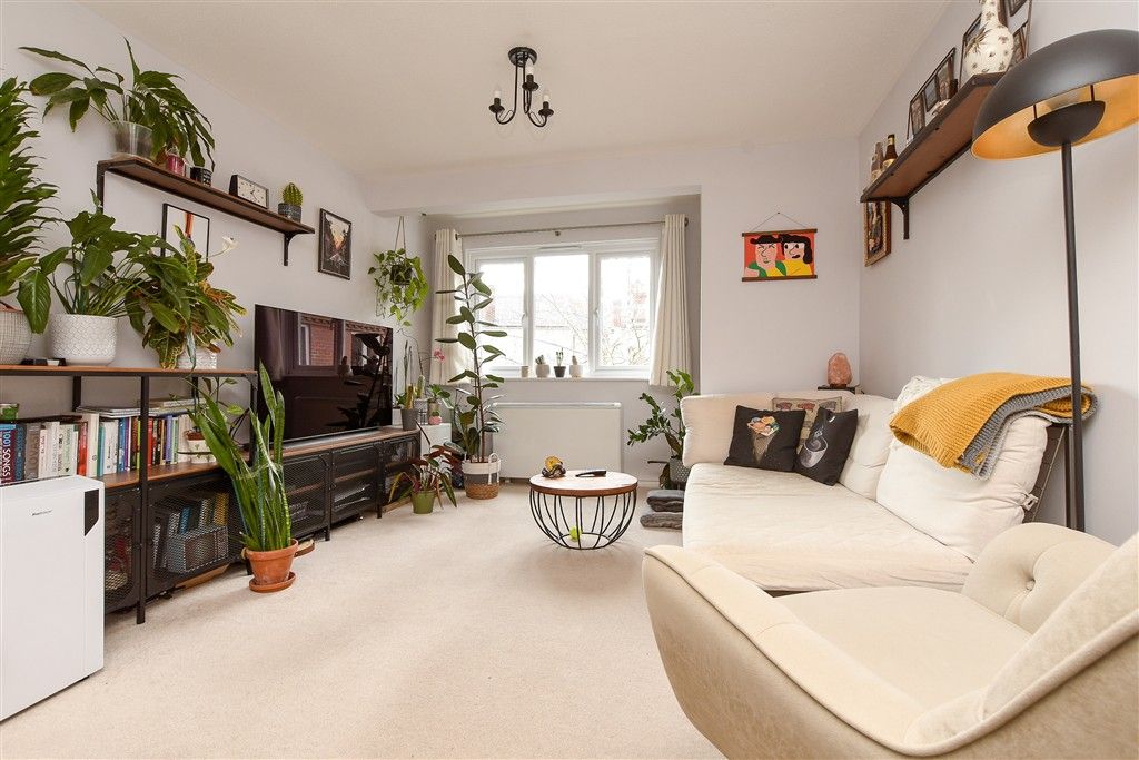 Property photo 3 of 9 Lounge