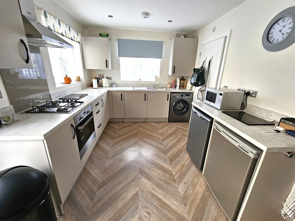 Property photo 2 of 17 Kitchen (2).Jpg