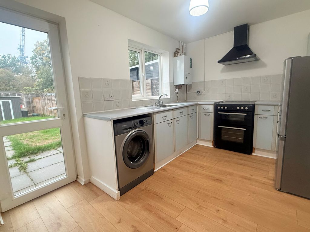 Property photo 3 of 7 Kitchen