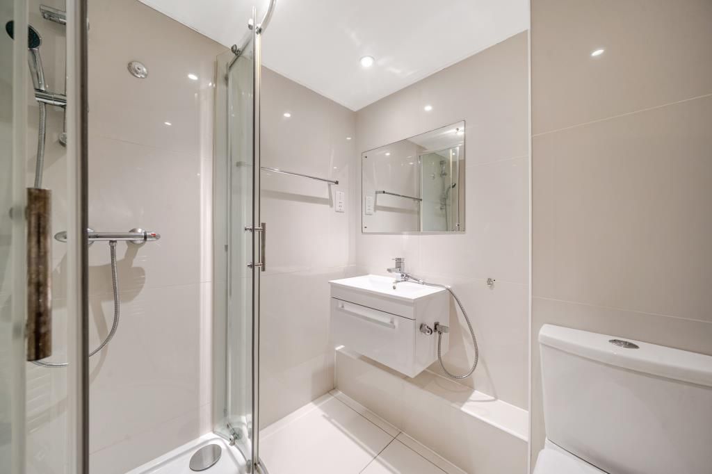 Property photo 3 of 23 Bathroom