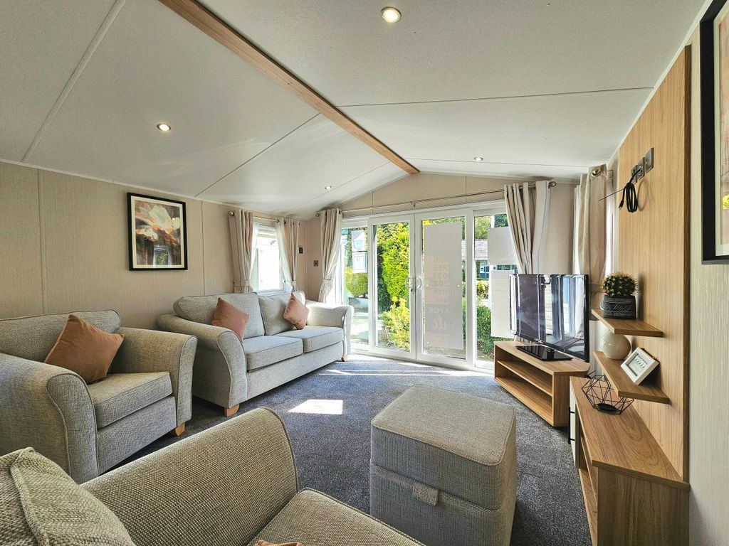 Property photo 1 of 7 - Willerby Lamberhurst For Sale