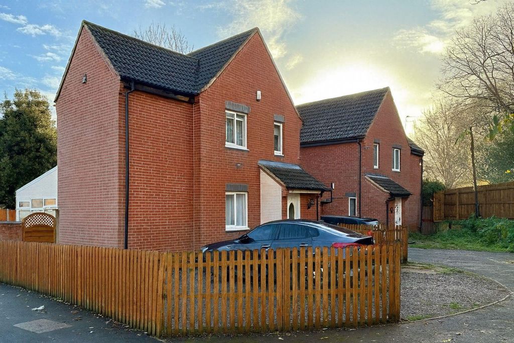 Property photo 1 of 8 Beckton, E6 - House For Sale By Barrain London Est