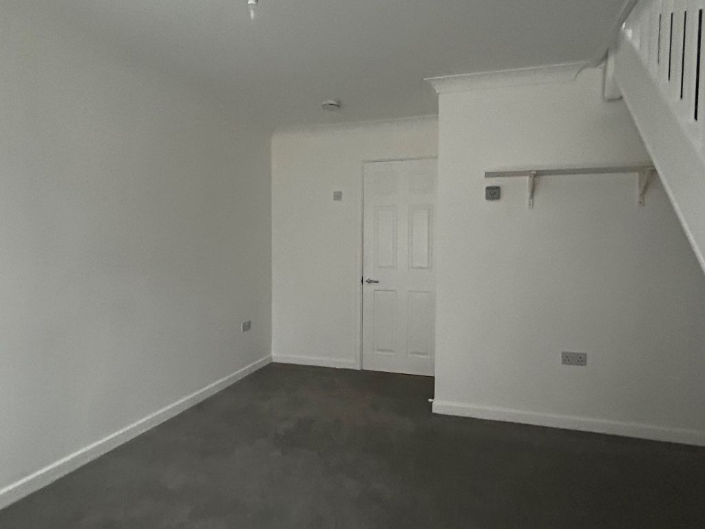 Property photo 3 of 8 Lounge