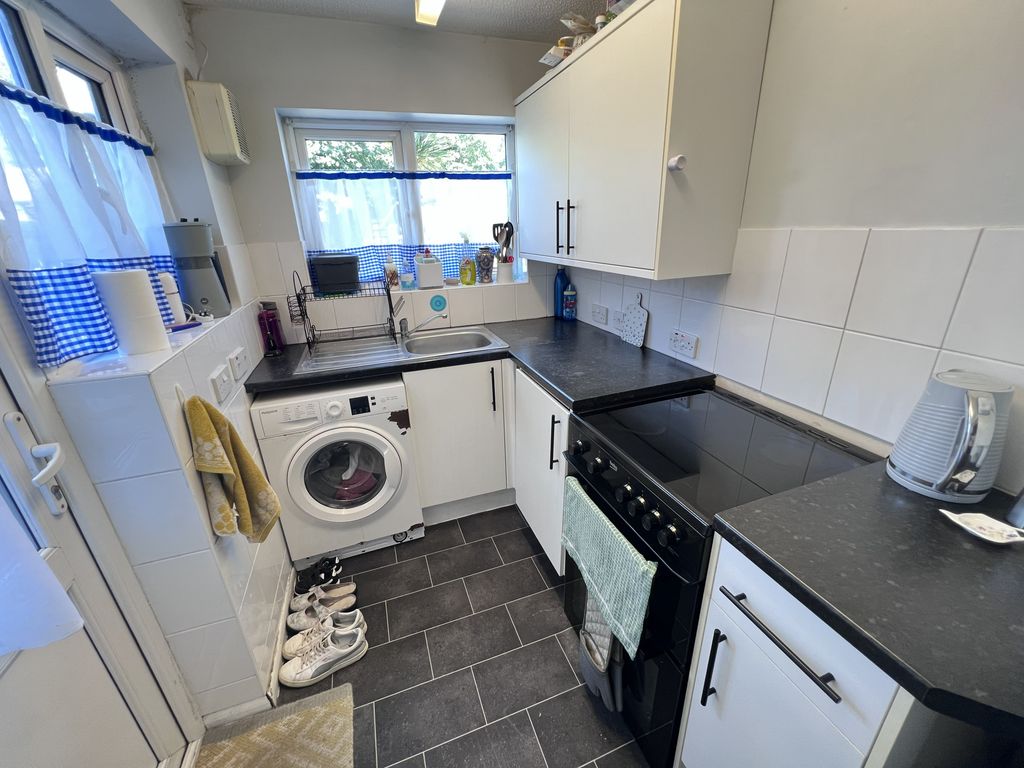 Property photo 3 of 9 Kitchen