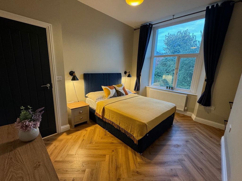 Property photo 3 of 10 Master Bedroom