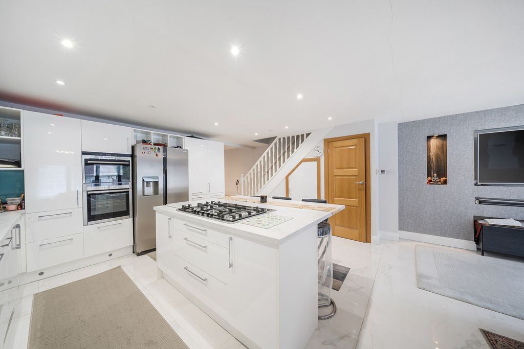 Property photo 3 of 20 1335668-12-689Da8...