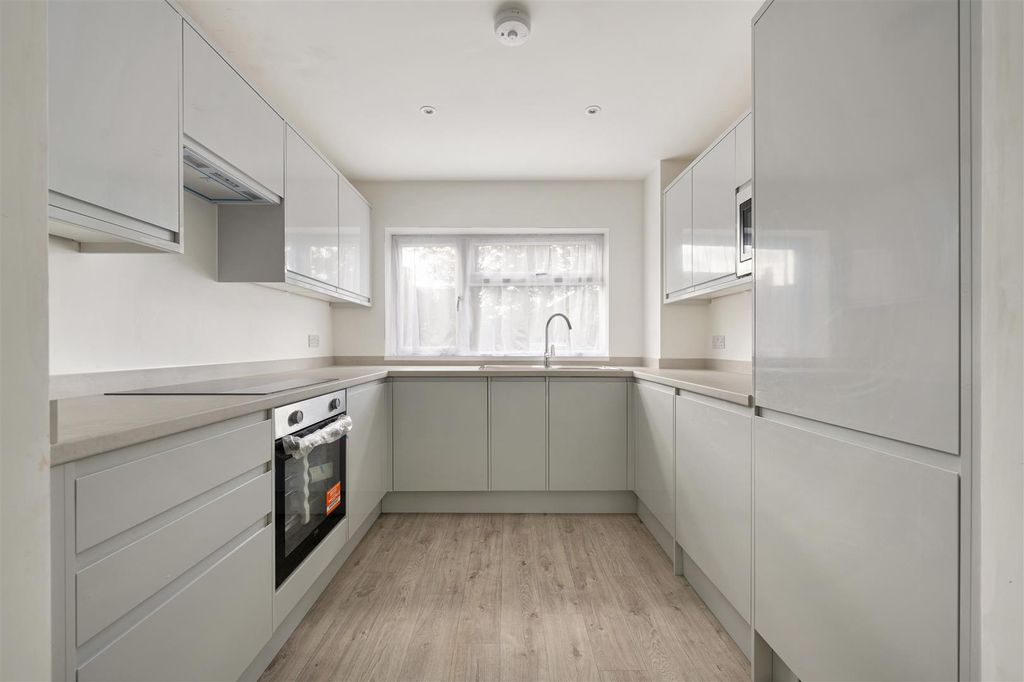 Property photo 2 of 25 Diana Close, E18