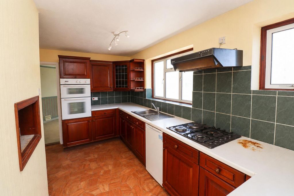 Property photo 3 of 19 Kitchen