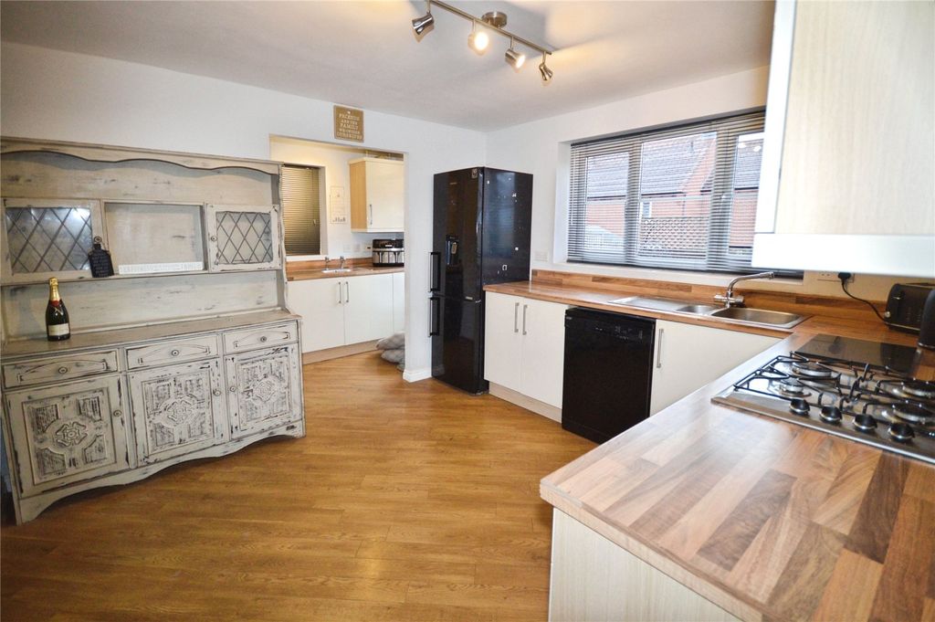 Property photo 3 of 18 Kitchen