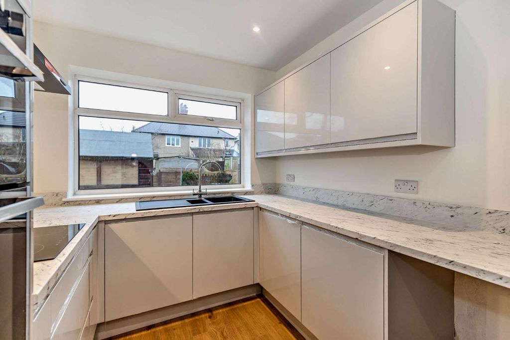 Property photo 3 of 14 8534217-Interior09-800.Jpg