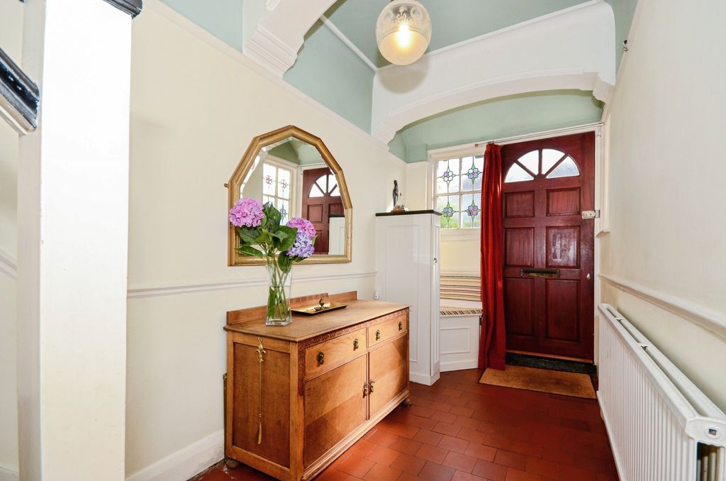 Property photo 2 of 18 Entrance