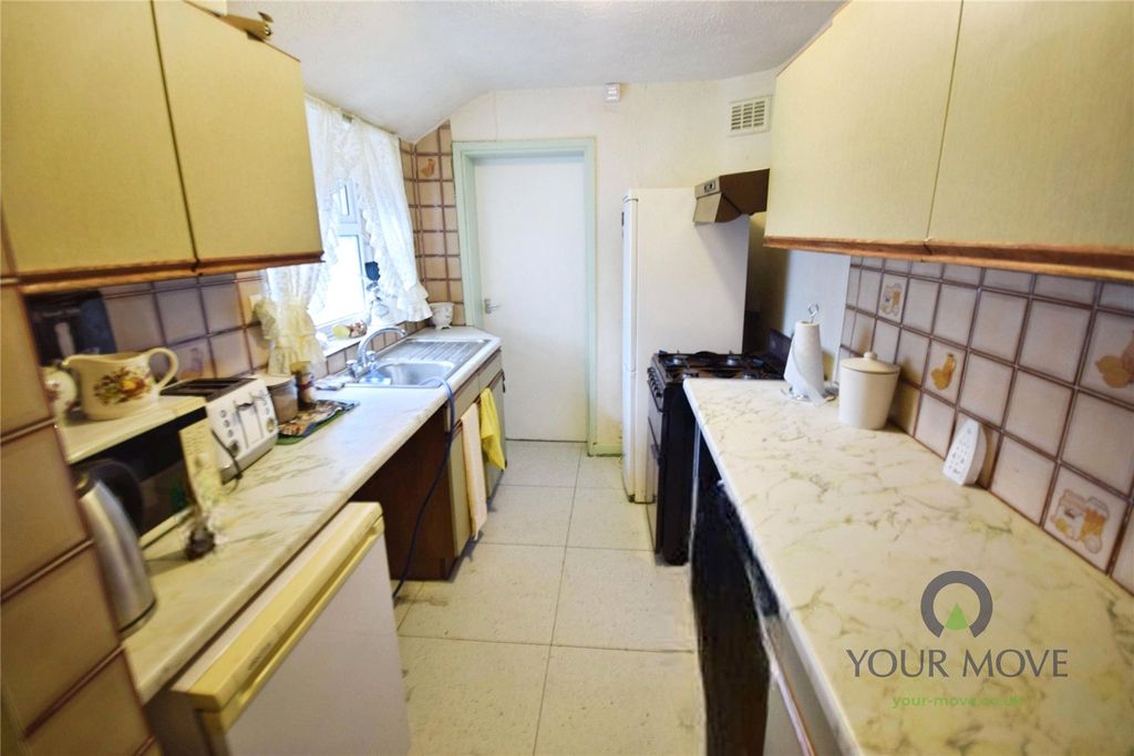 Property photo 3 of 11 Kitchen