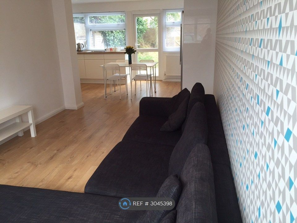Property photo 1 of 8 Living Room