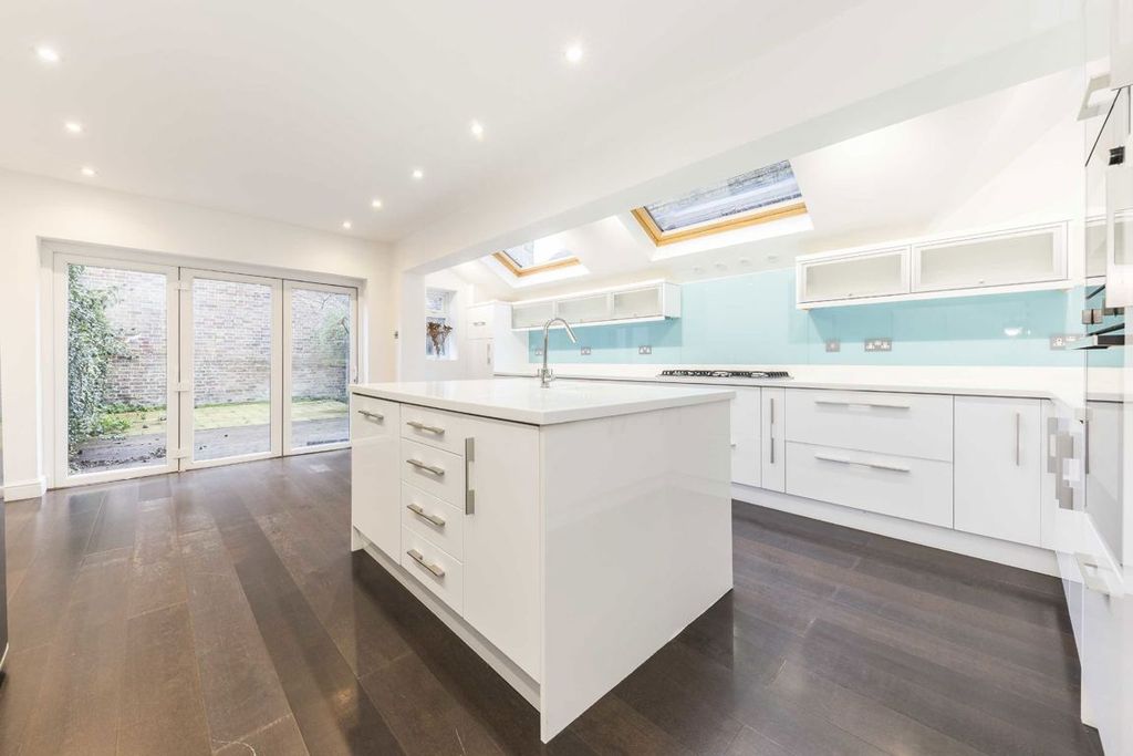 Property photo 3 of 11