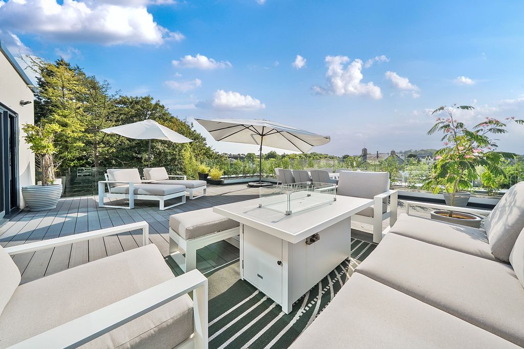 Property photo 2 of 28