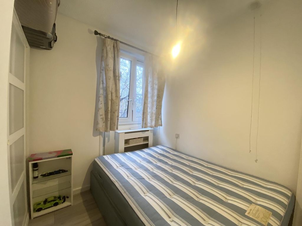 Property photo 1 of 6 Bedroom