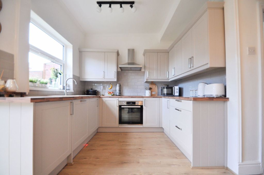 Property photo 2 of 27