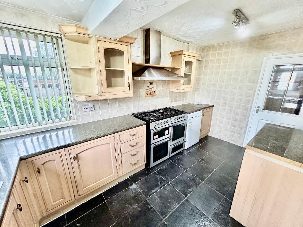 Property photo 3 of 17 Kitchen