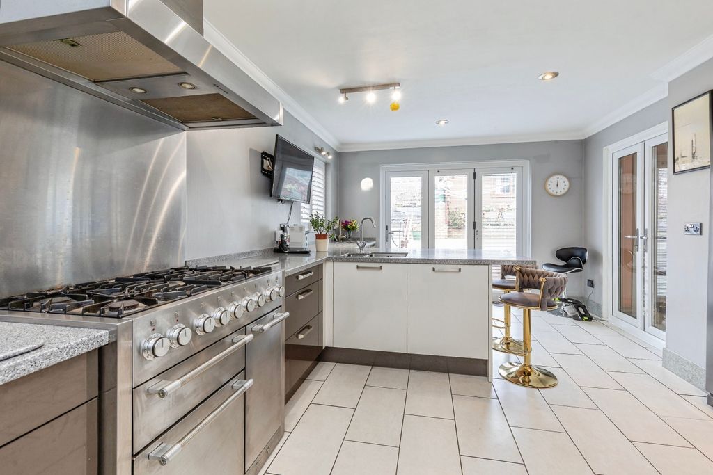 Property photo 3 of 29 Kitchen