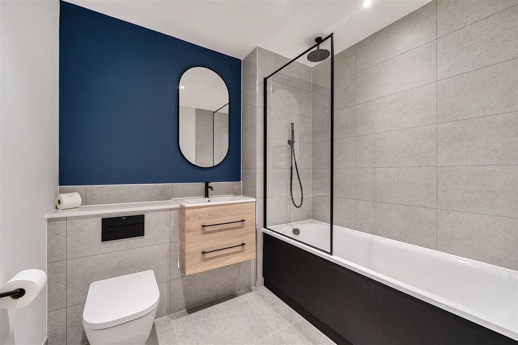 Property photo 3 of 21 Bathroom