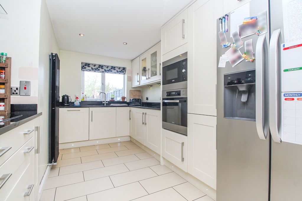 Property photo 3 of 19 Kitchen