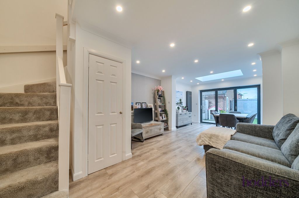 Property photo 3 of 23 2757Ac83-c372-4A5...