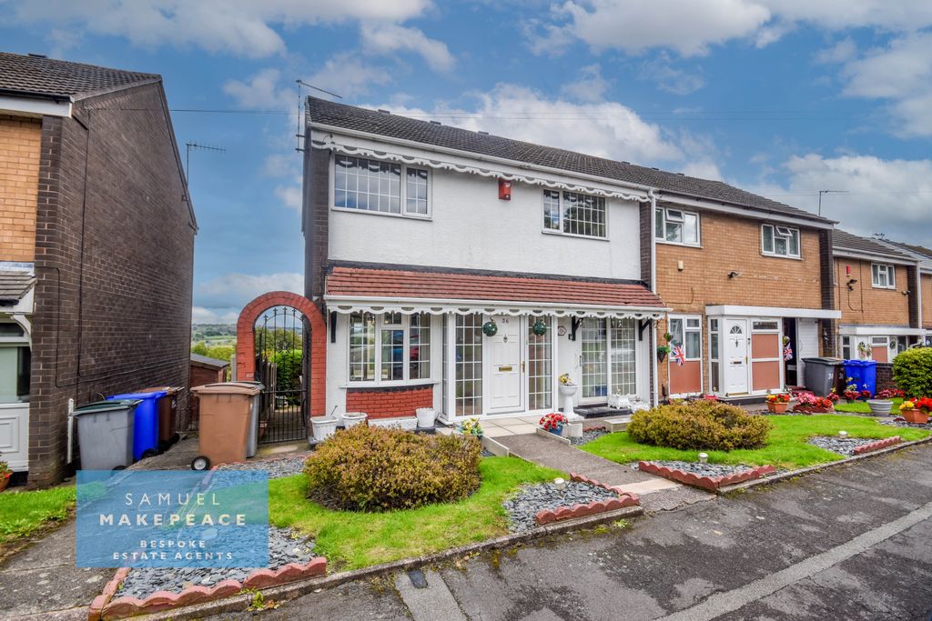 Property photo 1 of 17 Three Bedroom Semi Detached Property With Conservatory