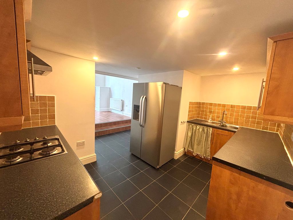 Property photo 3 of 6 Kitchen
