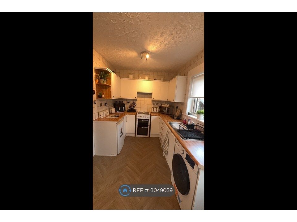 Property photo 3 of 11 Kitchen