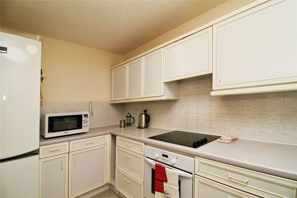 Property photo 3 of 10 Kitchen