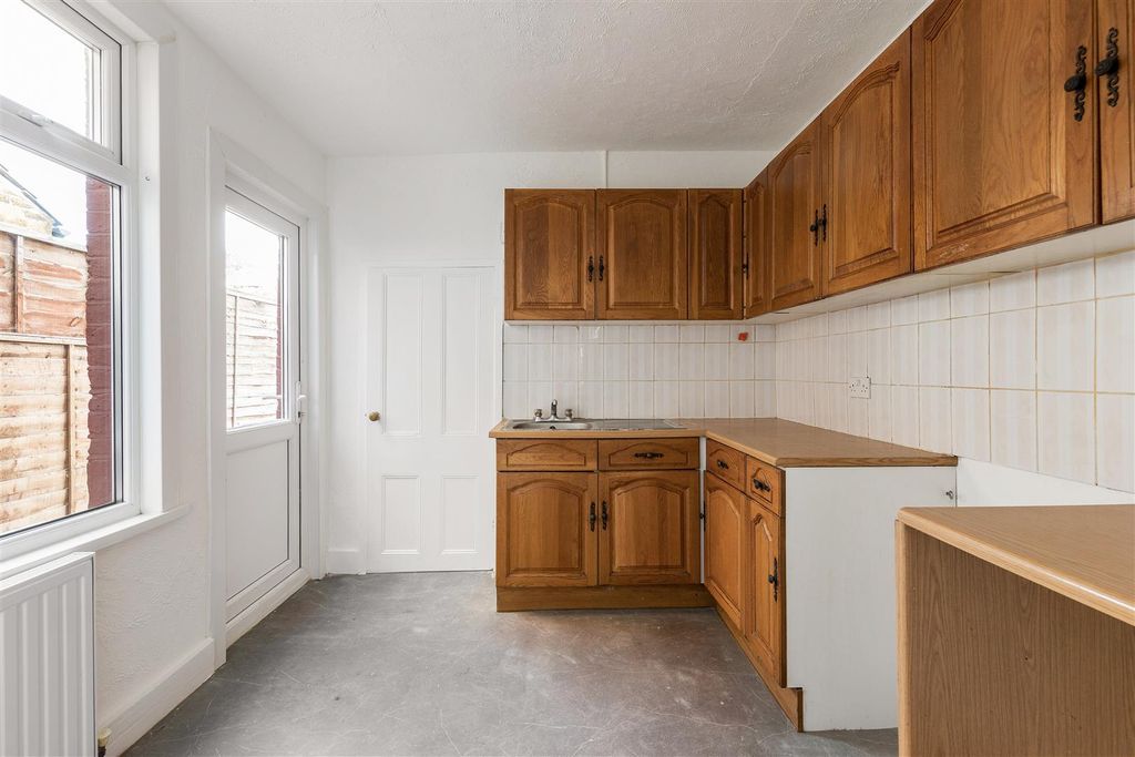 Property photo 3 of 29 Dawlish Road, E10