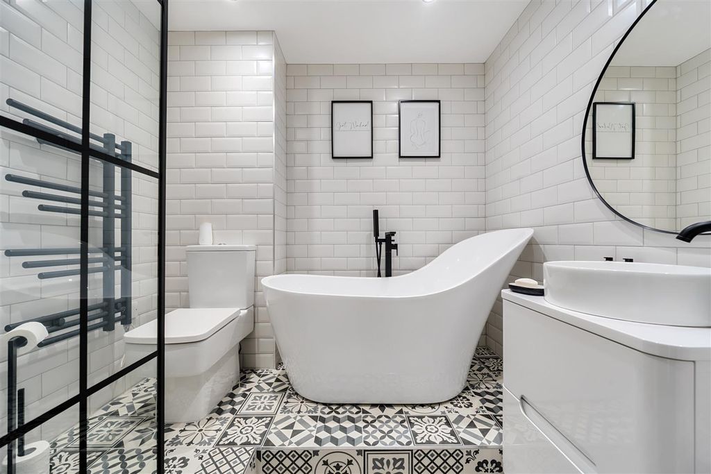Property photo 3 of 21 Bathroom