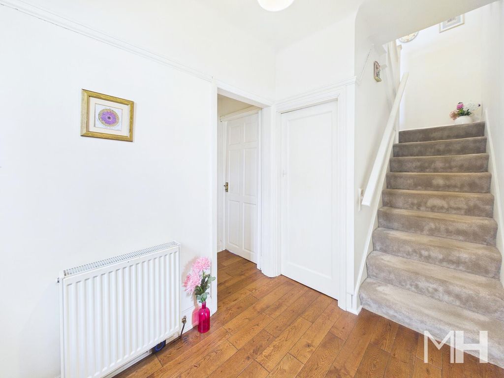 Property photo 2 of 18 Hallway