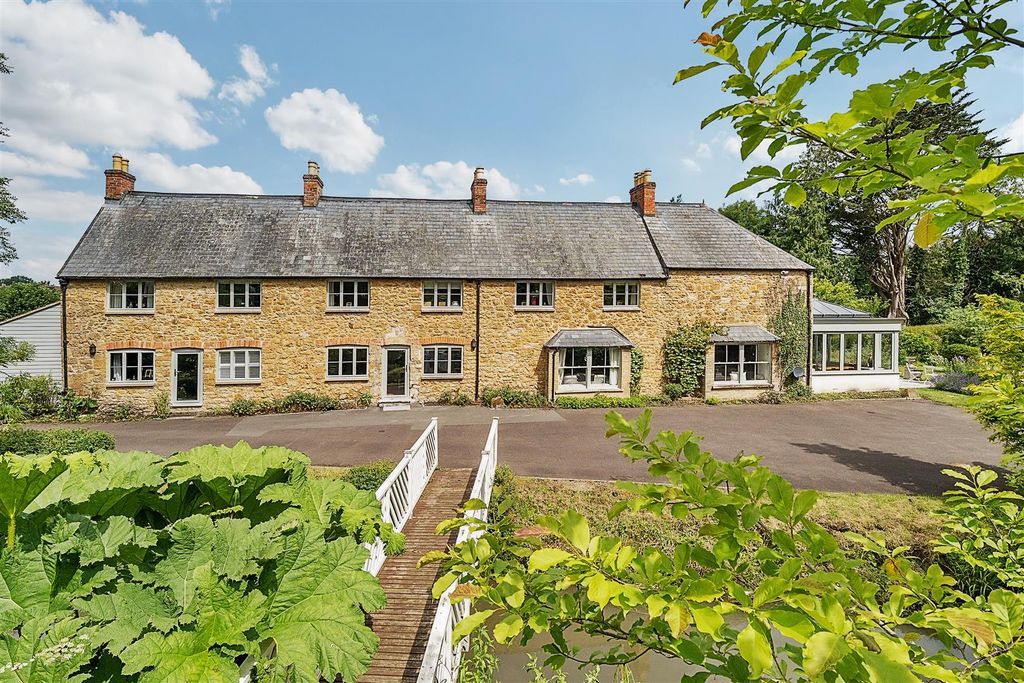 Property photo 2 of 33